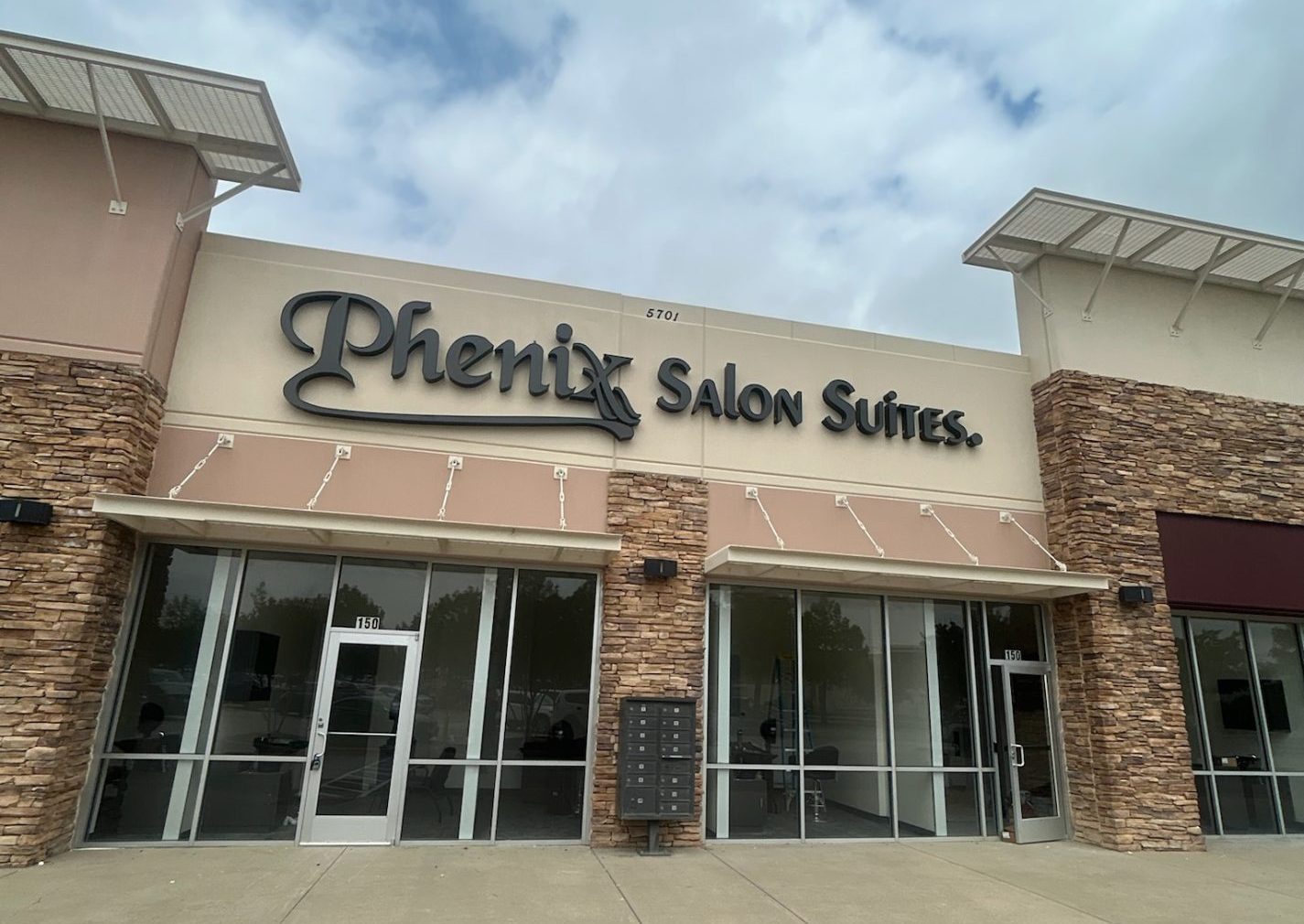 Phenix Salon Suites’ semi-absentee management model allows for franchisee flexibility.